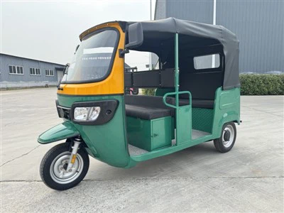Triciclo de passageiros de vários lugares